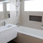 Desain Kamar Mandi Mungil Dengan Bathtub Yang Cantik Dan Baik